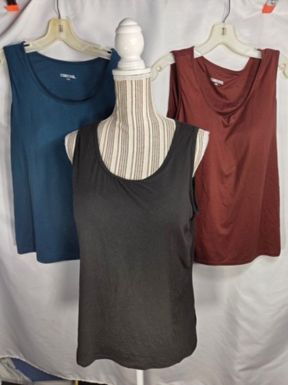 32 Degrees Cool Lot of 3 Sleeveless Tank Tops w/Built-in Bra Size XLarge
